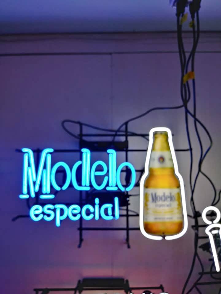 Custom Modelo Especial  Neon Sign